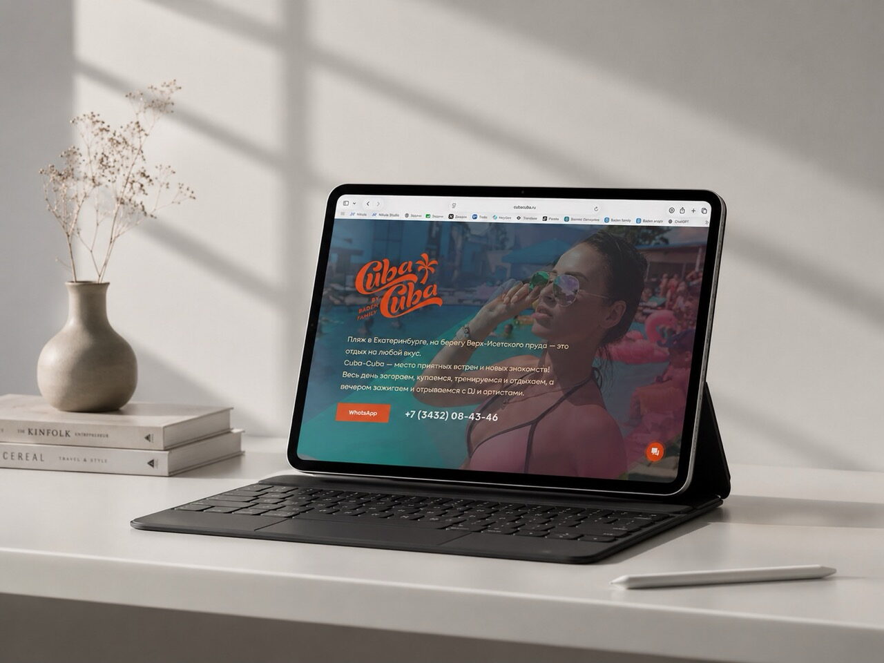 На экране iPad сайт пляжа Cuba Cuba